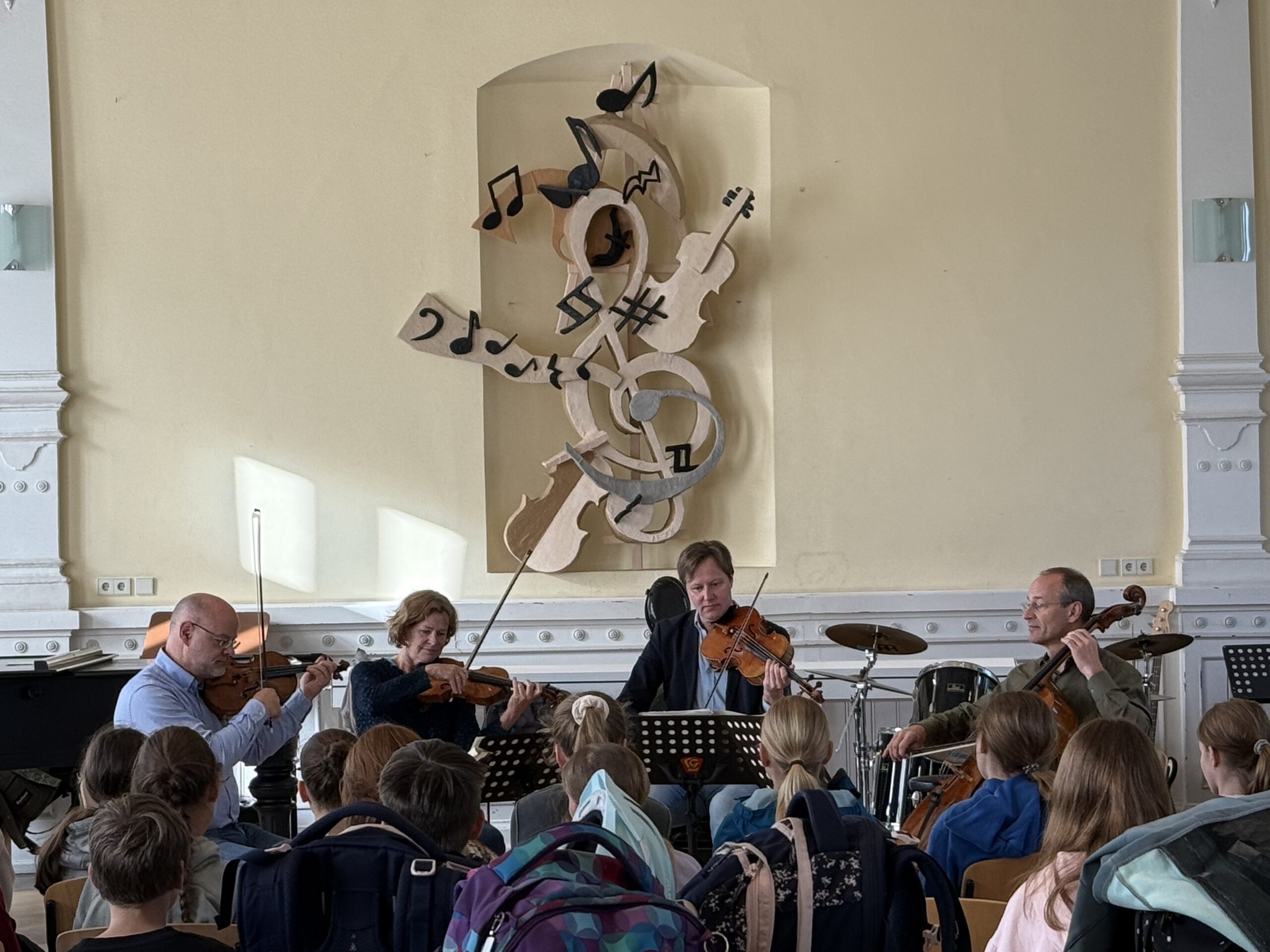 Das Quartett geht in die Schule